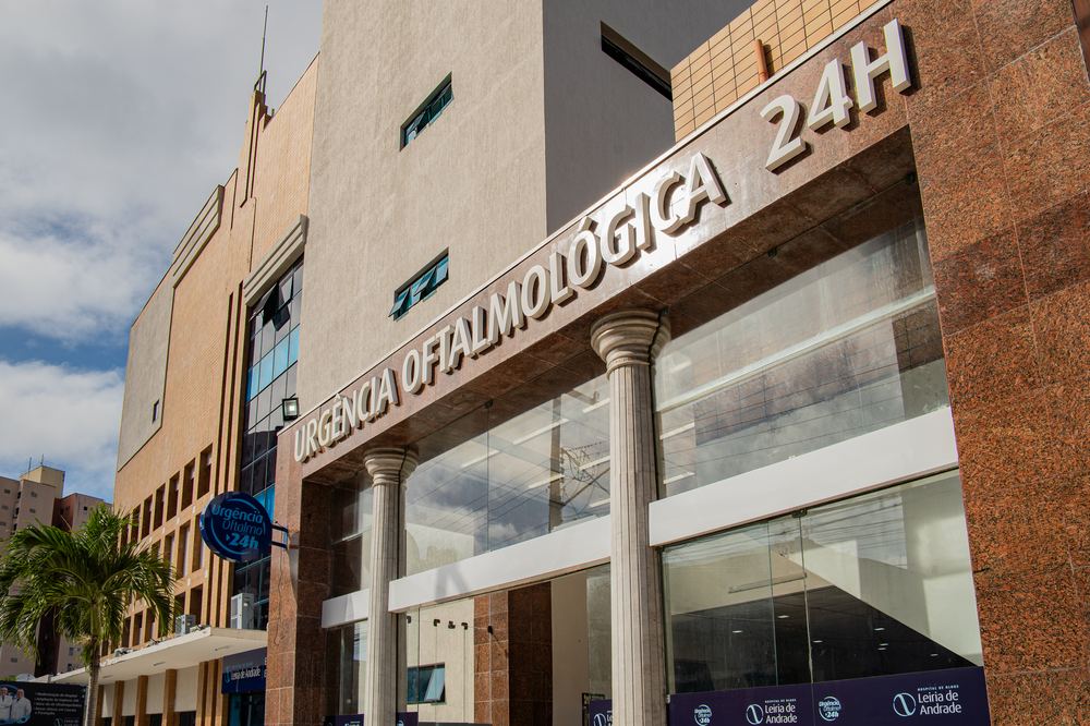 Fachada do Hospital de Olhos Leiria de Andrade na Aldeota, com a placa Urgência Oftalmológica 24h e a entrada do hospital